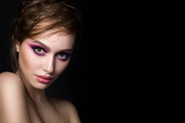 Genç güzel kadın ile parlak pembe smokey eyes closeup portresi