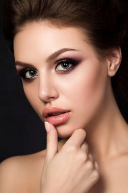 Yapmak akşam ile genç güzel kadın portresi