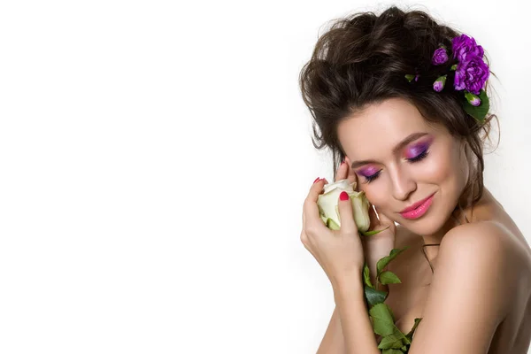 Retrato de jovem bela fêmea segurando branco rosa com cravo violeta em seu cabelo — Fotografia de Stock