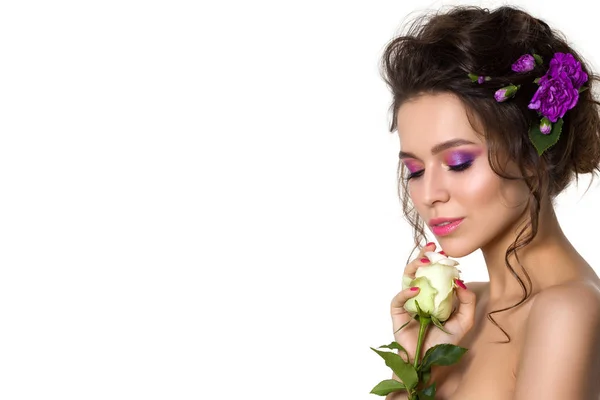 Giovane bella donna con trucco rosa brillante — Foto Stock