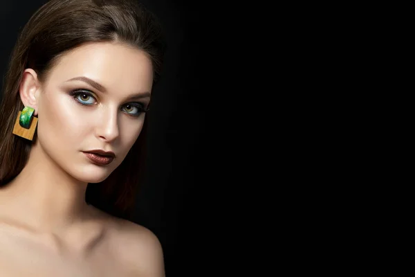 Portrait of young woman with beautiful makeup — Stock Photo, Image