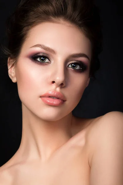 Retrato de joven hermosa mujer con maquillaje de noche —  Fotos de Stock