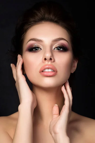 Retrato de joven hermosa mujer con maquillaje de noche —  Fotos de Stock