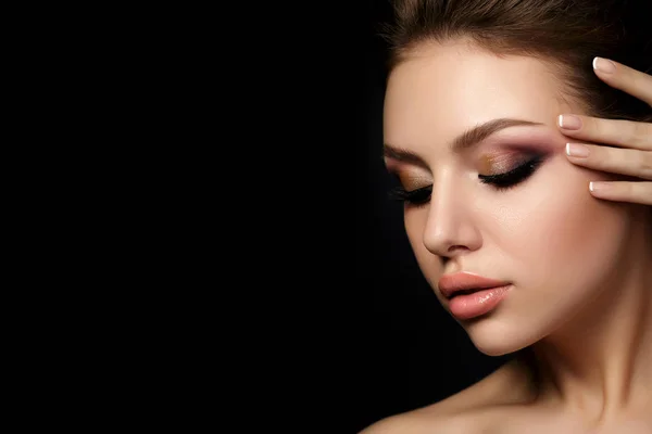 Retrato de joven hermosa mujer con maquillaje de noche —  Fotos de Stock