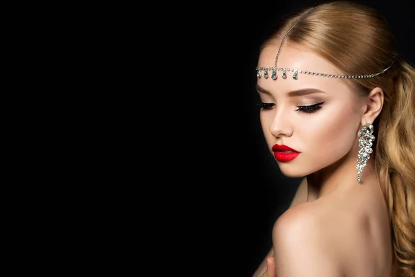 Retrato de joven hermosa mujer con maquillaje de noche — Foto de Stock