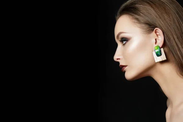 Retrato de mujer joven con hermoso maquillaje —  Fotos de Stock