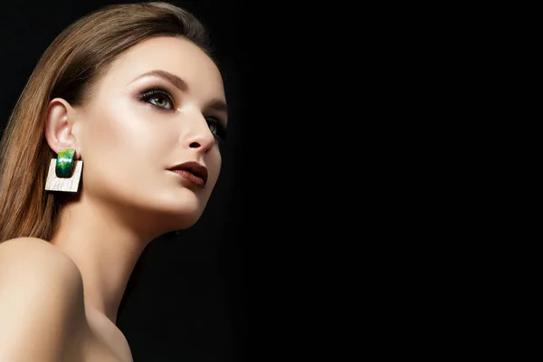 Portret van jonge vrouw met mooie make-up — Stockfoto