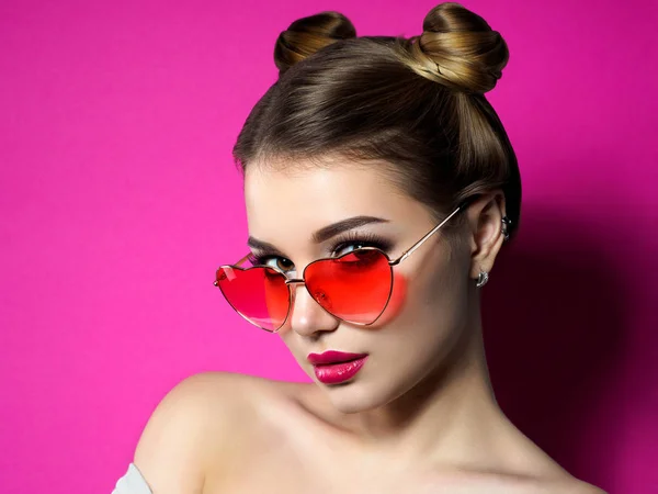 Młoda kobieta wygląda na okulary w kształcie serca — Zdjęcie stockowe