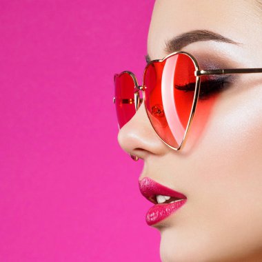 Genç ve güzel bir kadının yakın plan portresi.