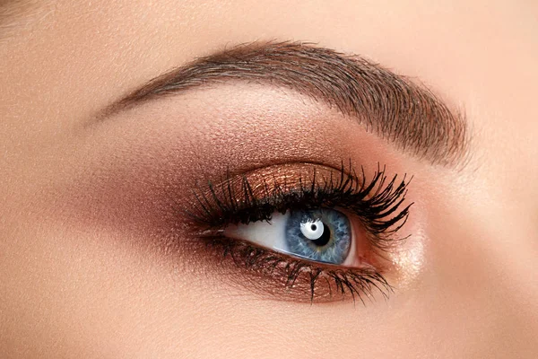 Close up de olho de mulher com maquiagem olhos esfumaçados — Fotografia de Stock