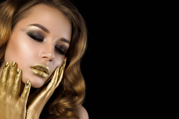 Portret van de schoonheid van de jonge vrouw met gouden make-up — Stockfoto