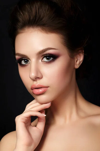 Portrét mladé ženy s večerním make up — Stock fotografie