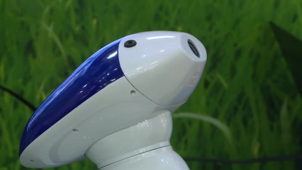 Современные роботизированные технологии. Робот смотрит вокруг с интересом . — стоковое видео