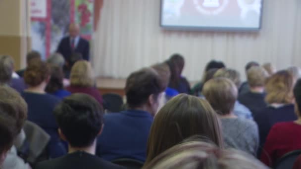 Menschen beim Wirtschaftsförderungsforum. — Stockvideo