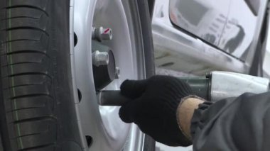 Moskova. Rusya-Kasım 2018: Lastik servisi. Tekerlek cıvatalarının takılması.