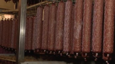 Et endüstrisinde yarı tütsülenmiş sosis üretimi.