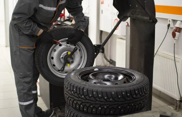 Däckservice.Balansera hjulen på bilen i verkstaden. — Stockfoto