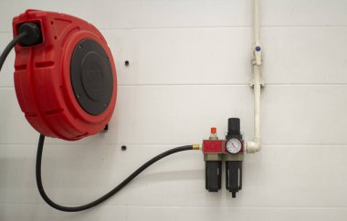 Servis istasyonunda kompresör. Araç bakım aracı.