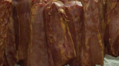 Et endüstrisinde tütsülenmiş et ve sosis üretimi.