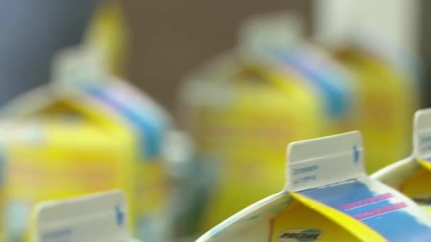 Produtos lácteos na linha de embalagem de leite de fábrica . — Vídeo de Stock