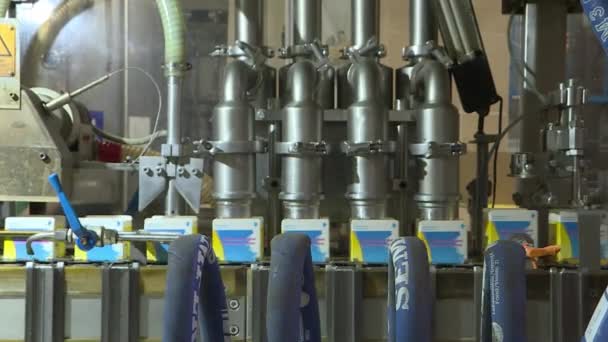 Produits laitiers sur la ligne d'emballage de lait d'usine . — Video