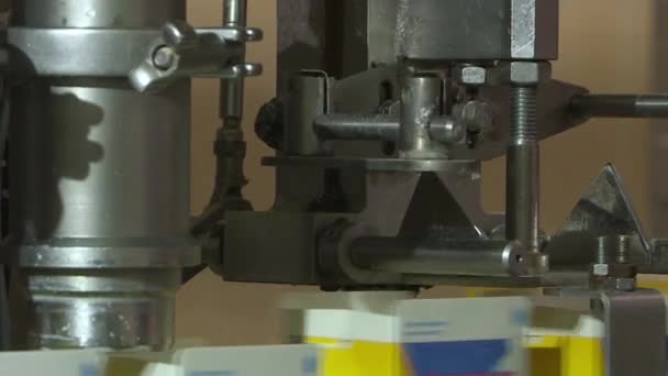 Milchprodukte auf der Verpackungslinie für Fabrikmilch. — Stockvideo