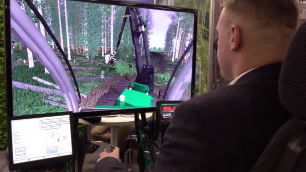 Vologda. Rússia-dezembro de 2019: um homem em um simulador de máquina de registro. Formação sobre um simulador informático de engenharia florestal . — Vídeo de Stock