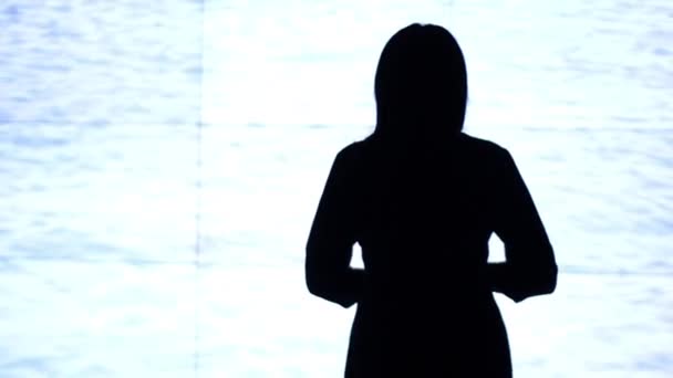 Силуэт женщины на фоне виртуальной реальности — стоковое видео