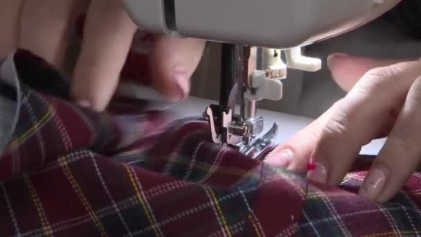 Primer plano de tiro de las manos de las mujeres que trabajan en una máquina de coser  . — Vídeo de stock