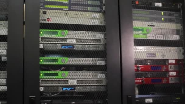 Sala de servidores. Moderna sala de servidores de trabajo con servidores rack . — Vídeo de stock