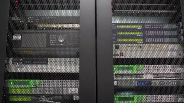 Salle des serveurs. Salle de travail moderne avec serveurs rack . — Video