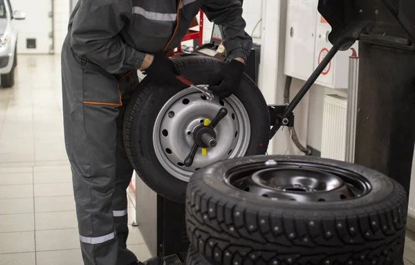 Däckservice.Balansera hjulen på bilen i verkstaden. — Stockfoto