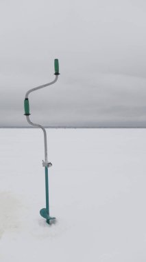 Gölde buz matkap. Kış Balıkçılık için donatım.