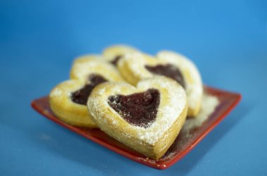 Sevgililer Günü için kalp şeklinde kurabiyeler.