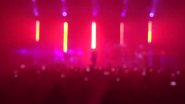 Konserdeki insanların siluetleri..