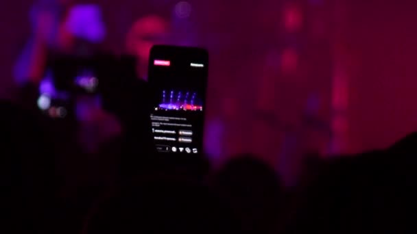 People at the concert shoot videos on their mobile phones. — Stok video