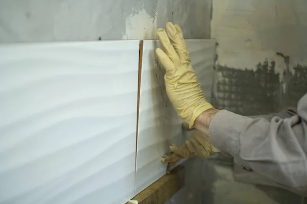 Layout of ceramic tiles on grey cement on the wall. The process of applying tiles . — Stock Photo, Image