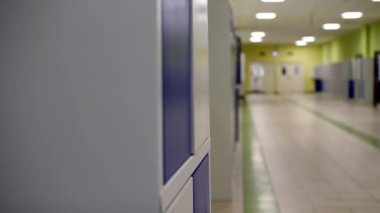 Okul koridorunda öğrenci eşyaları için çekmeceler var..