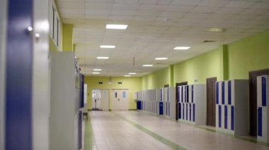 Okul koridorunda öğrenci eşyaları için çekmeceler var..