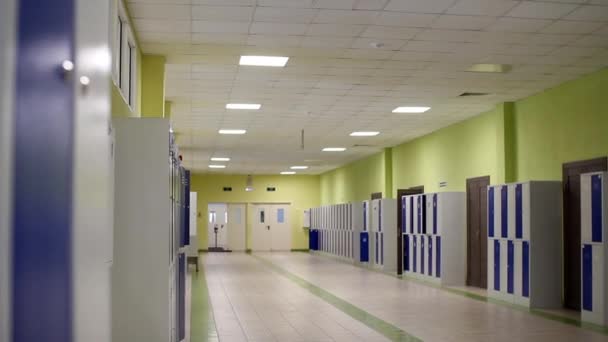 Couloir scolaire avec tiroirs pour les effets des élèves . — Video