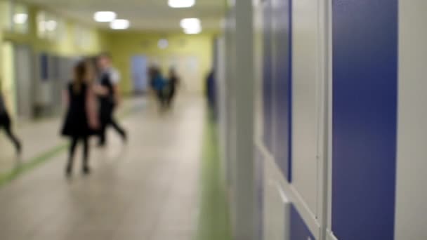 Corridoio scolastico con cassetti per gli oggetti degli studenti . — Video Stock