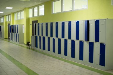Okul koridorunda öğrenci eşyaları için çekmeceler var..