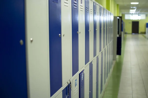 Corridoio scolastico con cassetti per gli oggetti degli studenti . — Foto Stock