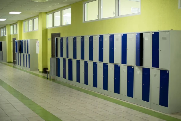 Школьный коридор с ящиками для студенческих вещей . — стоковое фото