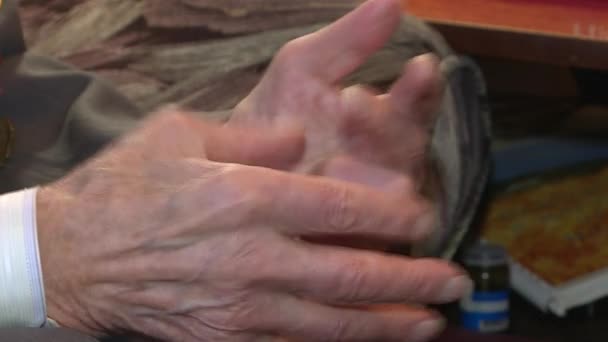 Großaufnahme der alten Männer mit zitternder, faltiger Haut. Konzept der Parkinson-Krankheit . — Stockvideo