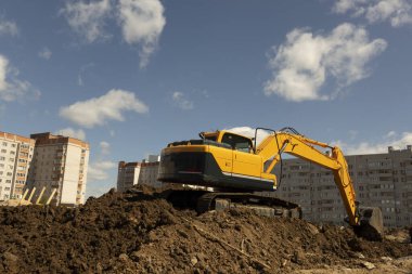 Şehirdeki bir inşaat alanında kazıcı..