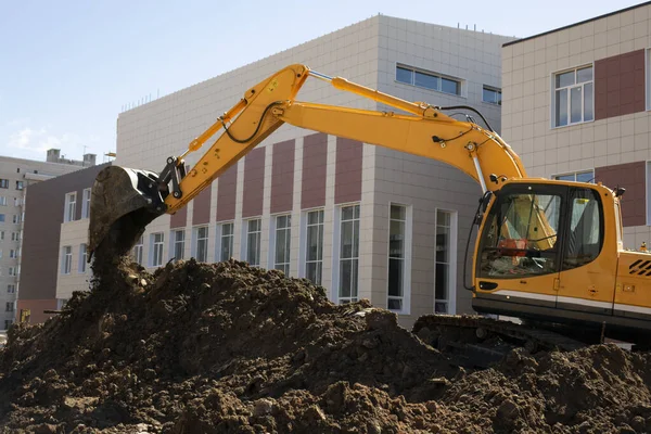 Escavadeira em um canteiro de obras na cidade . — Fotografia de Stock