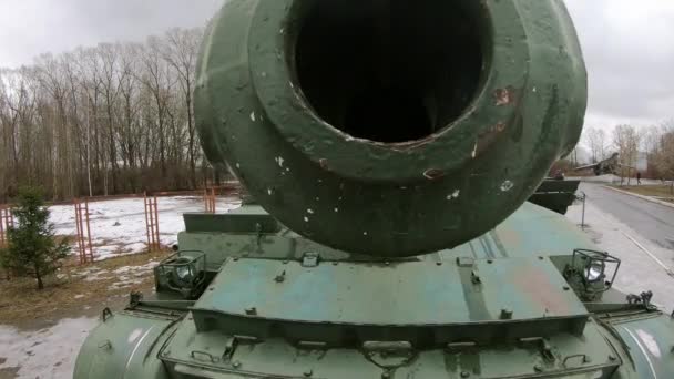 Zelfrijdende houwitser op sporen. Militaire apparatuur in Rusland — Stockvideo