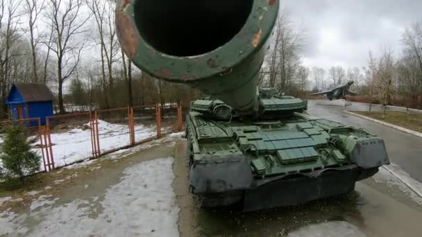 Självgående haubitsar på spåren. Militär utrustning i Ryssland — Stockvideo