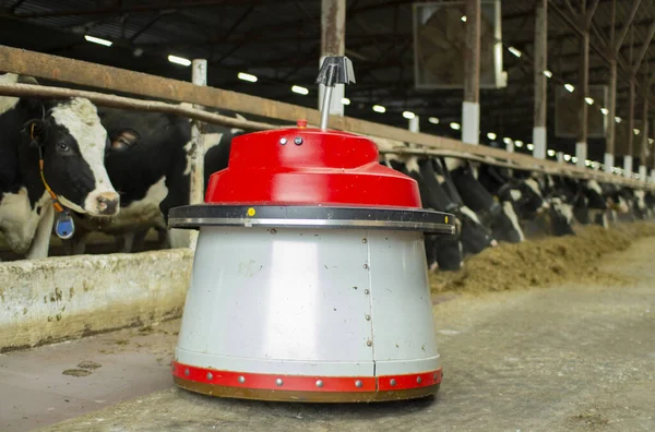 ロボット農家は、動物の餌やりのために農場で働くようにプログラムされています. — ストック写真
